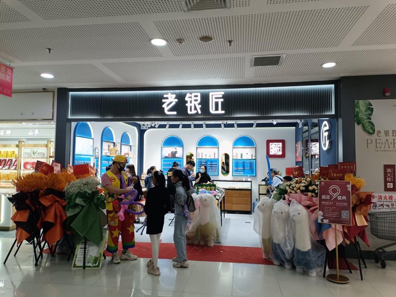 优雅与时尚的碰撞：银项链在现代穿搭中的新角色